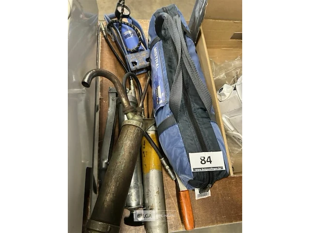 Partij divers - vetpompen, voetpomp en scherm - afbeelding 1 van  5
