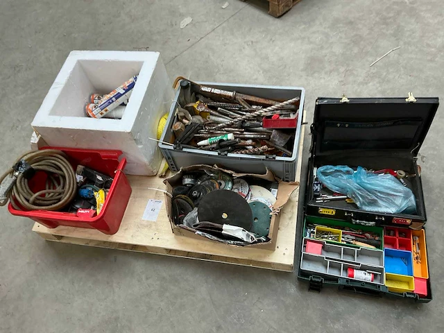 Partij divers aannemersmateriaal - afbeelding 1 van  9