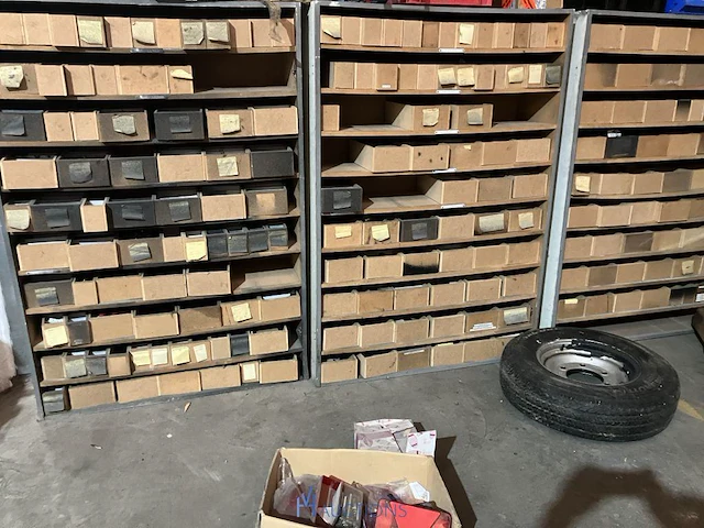Partij divers bevestigingsmateriaal - afbeelding 1 van  10