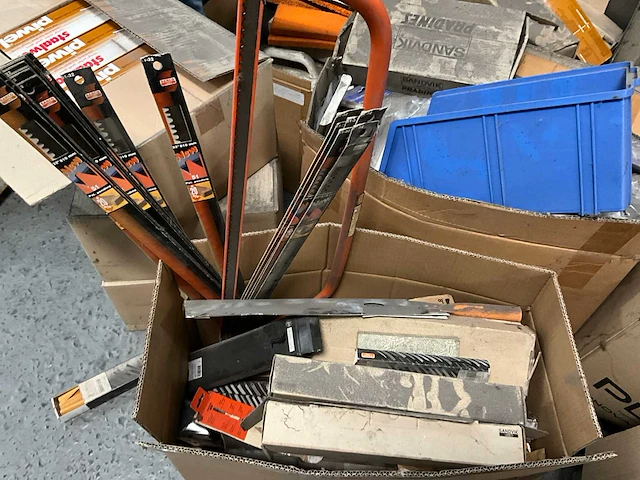 Partij divers gereedschap en toebehoren - afbeelding 1 van  14