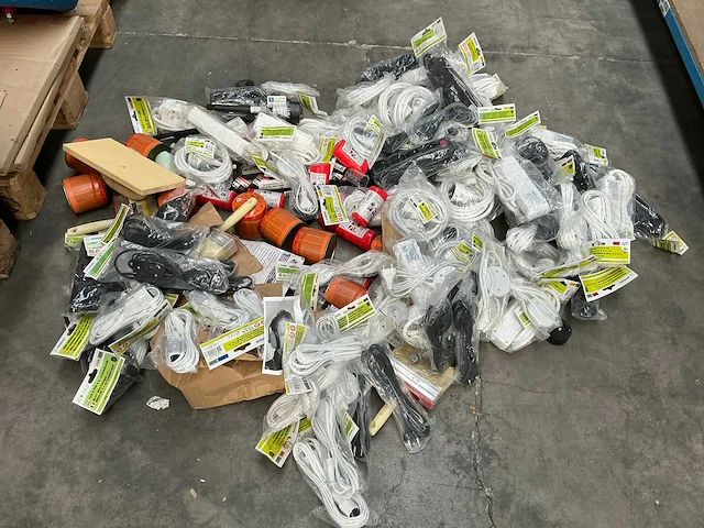 Partij divers gereedschappen in speciekuip - afbeelding 1 van  11