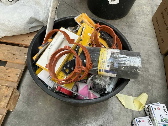 Partij divers gereedschappen in speciekuip - afbeelding 1 van  4