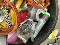 Partij divers gereedschappen in speciekuip - afbeelding 2 van  4
