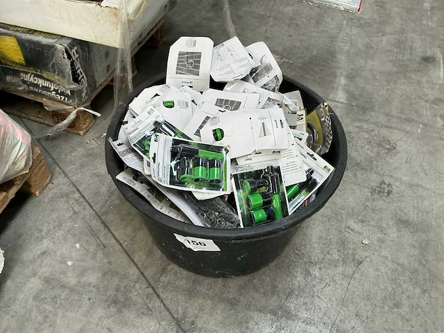 Partij divers gereedschappen in speciekuip - afbeelding 1 van  7