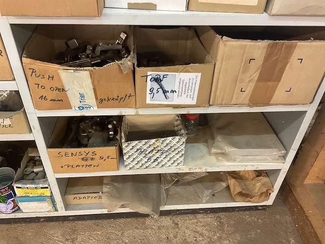 Partij divers hang- en sluitwerk - afbeelding 2 van  14