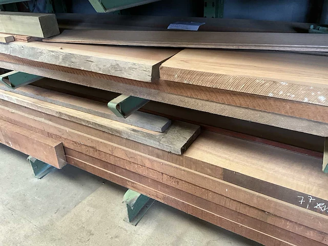 Partij divers hout, wo redwood, meranti - afbeelding 1 van  12