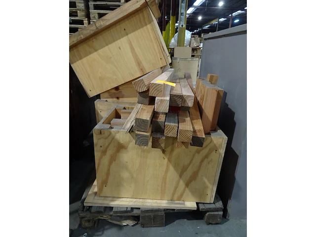 Partij divers hout - afbeelding 1 van  3