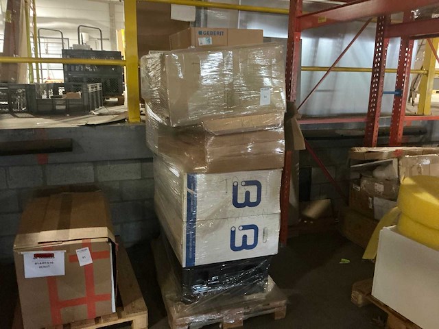 Partij divers installatiematerialen - afbeelding 1 van  8