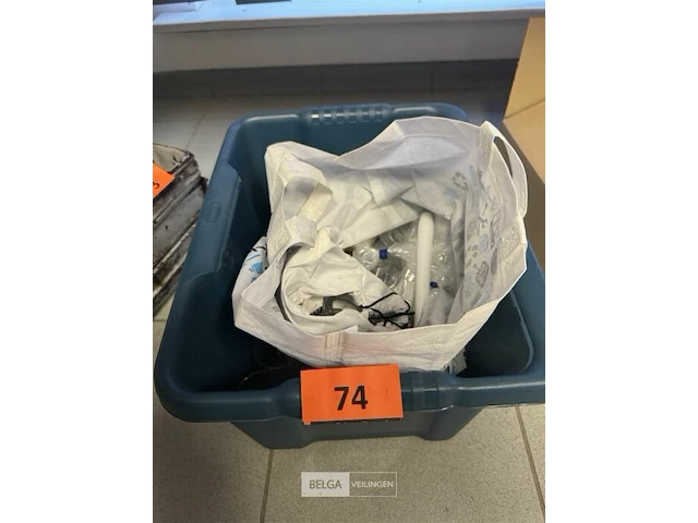 Partij divers kaarshouders en kaarsen - afbeelding 1 van  3