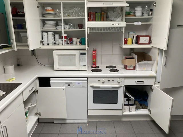Partij divers keukengerei waaronder tafelporselein en microgolfoven - afbeelding 1 van  8