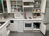 Partij divers keukengerei waaronder tafelporselein en microgolfoven