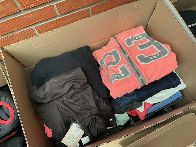 Partij divers kledij - afbeelding 9 van  11