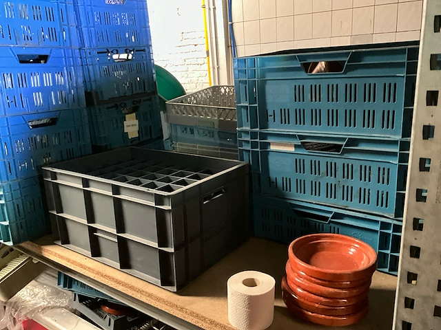 Partij divers tafel- en cateringbenodigdheden in rek 3 (a&b) - afbeelding 6 van  22