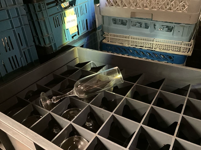 Partij divers tafel- en cateringbenodigdheden in rek 3 (a&b) - afbeelding 13 van  22