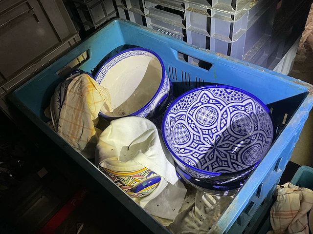 Partij divers tafel- en cateringbenodigdheden in rek 3 (a&b) - afbeelding 14 van  22