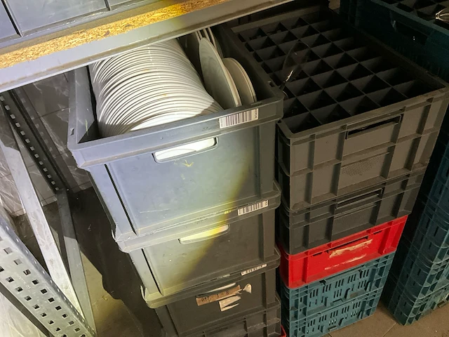 Partij divers tafel- en cateringbenodigdheden in rek 3 (a&b) - afbeelding 17 van  22