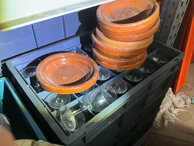 Partij divers tafel- en cateringbenodigdheden in rek 3 (a&b) - afbeelding 20 van  22