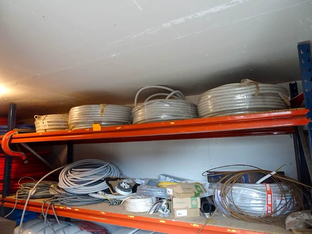 Partij divers toebehoren elektriciteit - afbeelding 1 van  4