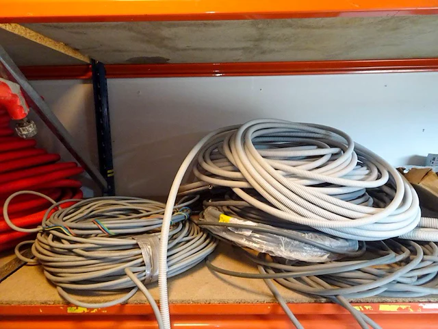 Partij divers toebehoren elektriciteit - afbeelding 2 van  4