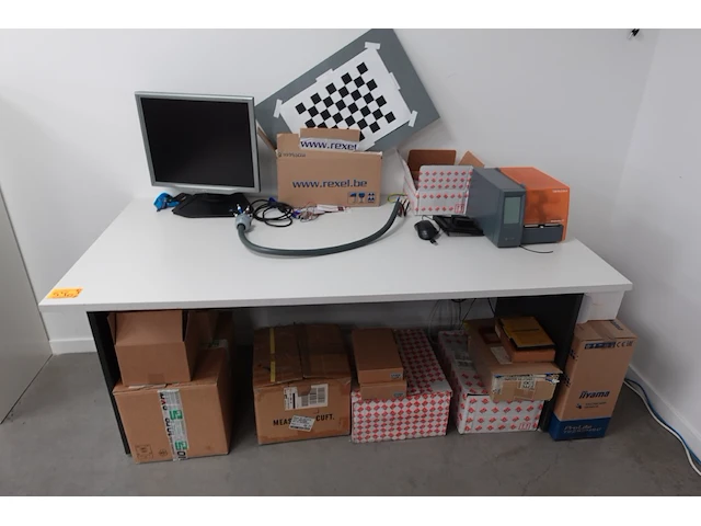 Partij divers toebehoren laadpaalproductie - afbeelding 1 van  22