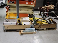 Partij divers uitrustingsmateriaal - afbeelding 1 van  1