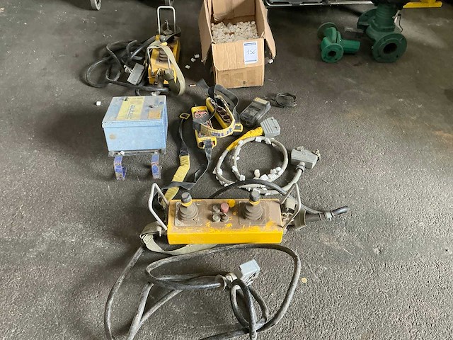 Partij diverse afstandsbedieningen - afbeelding 1 van  5