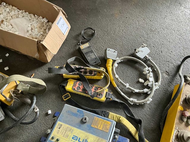 Partij diverse afstandsbedieningen - afbeelding 4 van  5