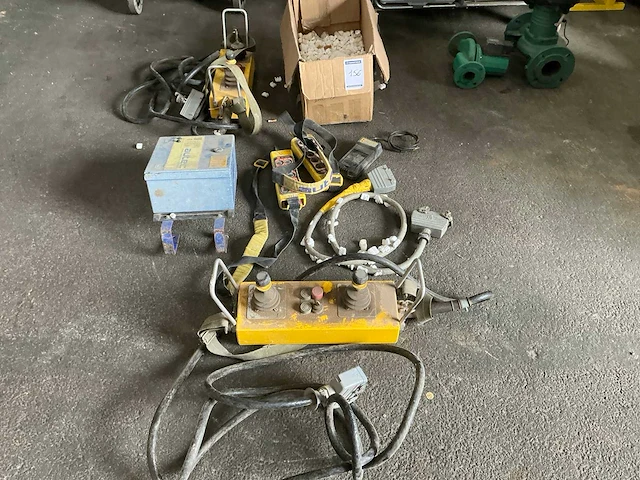 Partij diverse afstandsbedieningen - afbeelding 1 van  5