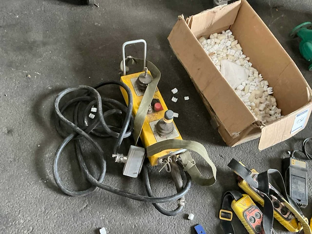 Partij diverse afstandsbedieningen - afbeelding 2 van  5