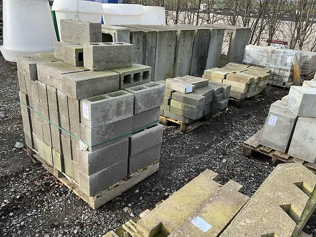 Partij diverse betonblokken - afbeelding 1 van  5