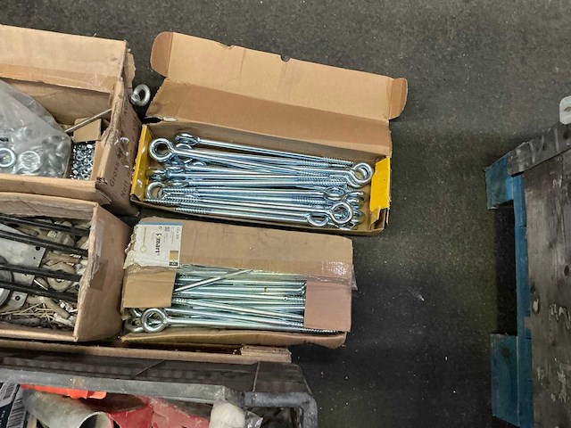 Partij diverse bevestigingsmaterialen en handgereedschappen - afbeelding 2 van  5