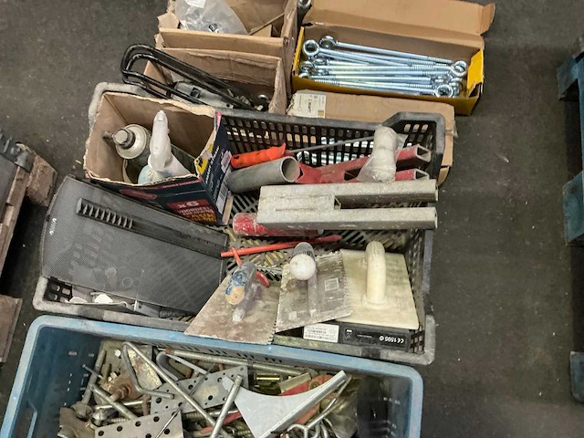 Partij diverse bevestigingsmaterialen en handgereedschappen - afbeelding 4 van  5