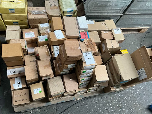 Partij diverse bevestigingsmaterialen - afbeelding 1 van  7