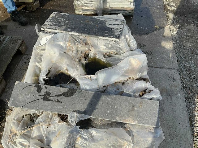 Partij diverse blauwsteen tegels - afbeelding 1 van  5