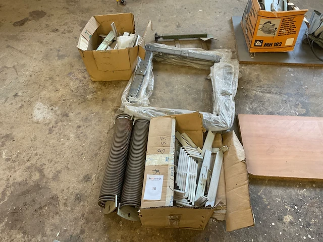 Partij diverse bouw- en bevestigingsmateriaal - afbeelding 1 van  4