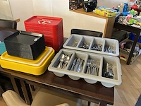 Partij diverse dienbladen en couverts borden en glazen - afbeelding 1 van  5