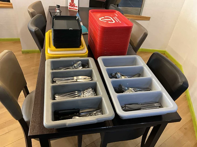 Partij diverse dienbladen en couverts borden en glazen - afbeelding 2 van  5