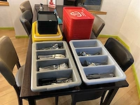 Partij diverse dienbladen en couverts borden en glazen - afbeelding 2 van  5