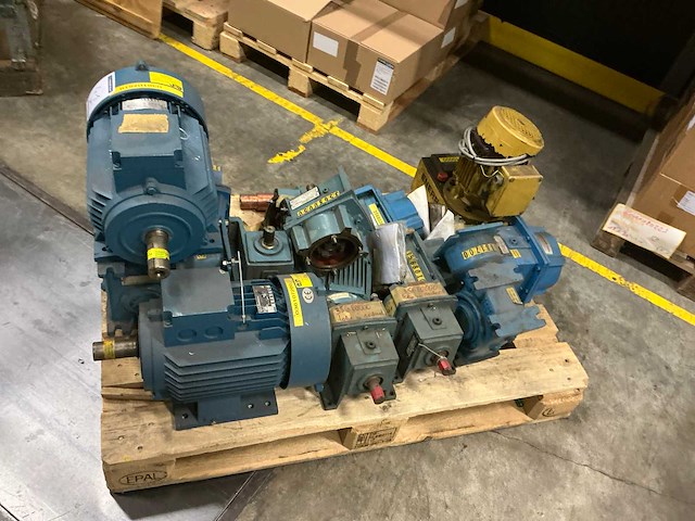 Partij diverse elektromotoren en machineonderdelen - afbeelding 2 van  5