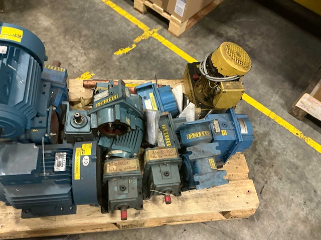 Partij diverse elektromotoren en machineonderdelen - afbeelding 3 van  5
