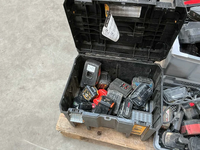 Partij diverse gereedschap accu’s - afbeelding 1 van  5