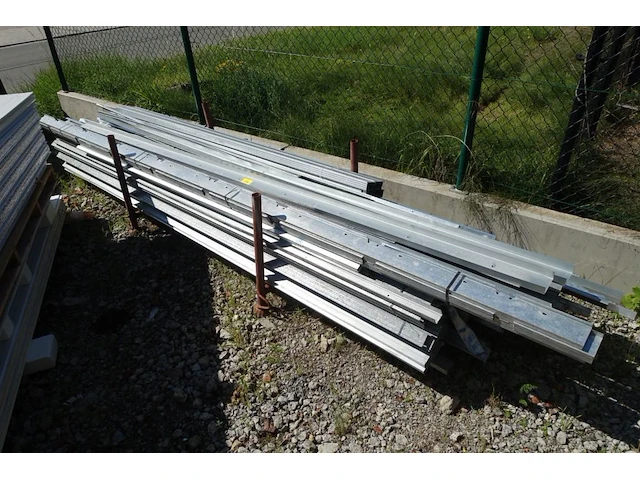 Partij diverse gyproc metal studs - afbeelding 1 van  3