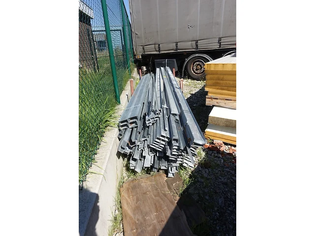 Partij diverse gyproc metal studs - afbeelding 2 van  3