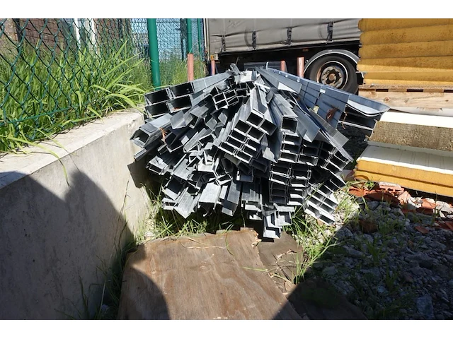 Partij diverse gyproc metal studs - afbeelding 3 van  3