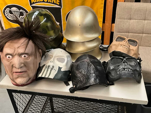 Partij diverse helmen en maskers (ca 21 stuks) - afbeelding 2 van  10