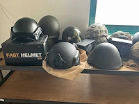 Partij diverse helmen en maskers (ca 21 stuks)