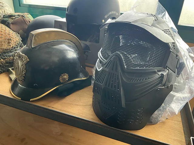 Partij diverse helmen en maskers (ca 21 stuks) - afbeelding 4 van  10