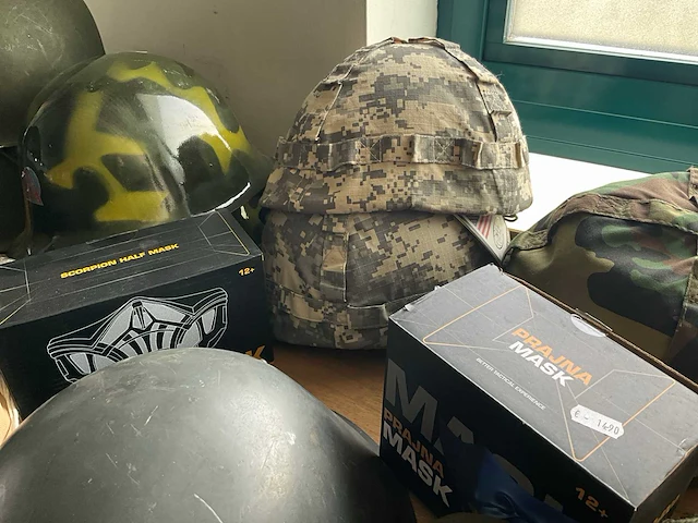 Partij diverse helmen en maskers (ca 21 stuks) - afbeelding 5 van  10