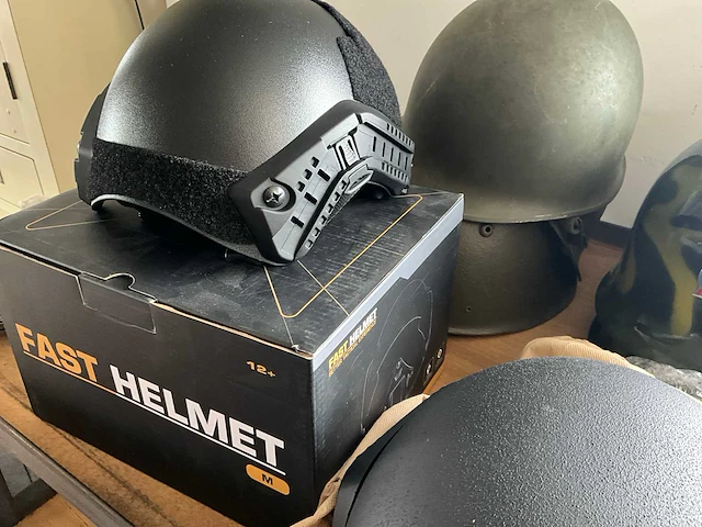Partij diverse helmen en maskers (ca 21 stuks) - afbeelding 6 van  10
