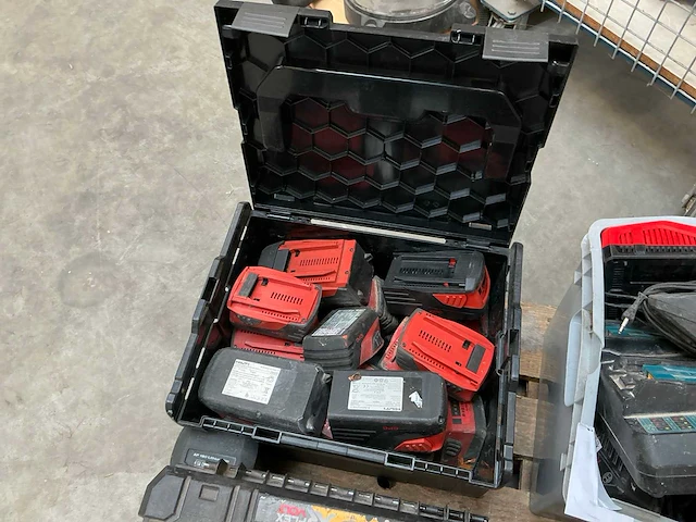 Partij diverse hilti gereedschap accu’s - afbeelding 1 van  5